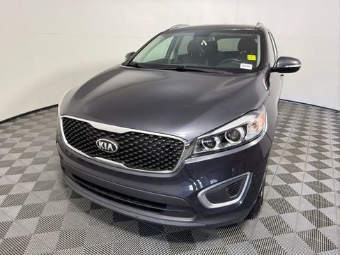 Used 2018 Kia Sorento FWD image 2