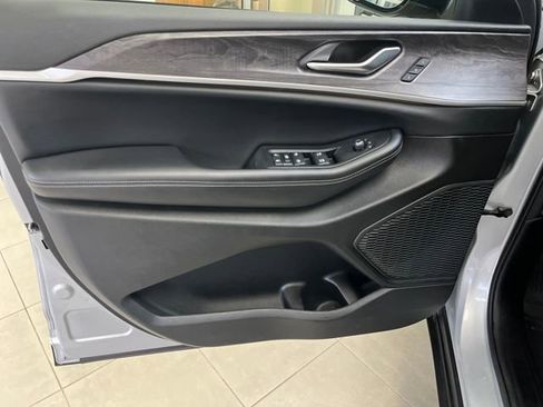 Used 2024 Jeep Grand Cherokee L Limited w/ Luxury Tech Group II image 13