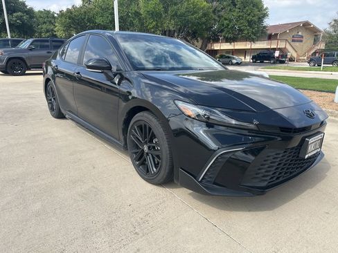 Used 2025 Toyota Camry SE w/ Convenience Package FWD image 12