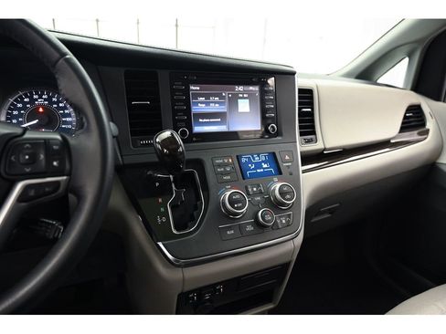 Used 2018 Toyota Sienna XLE image 39