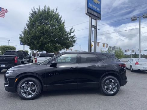Used 2025 Chevrolet Blazer LT AWD/4WD image 2