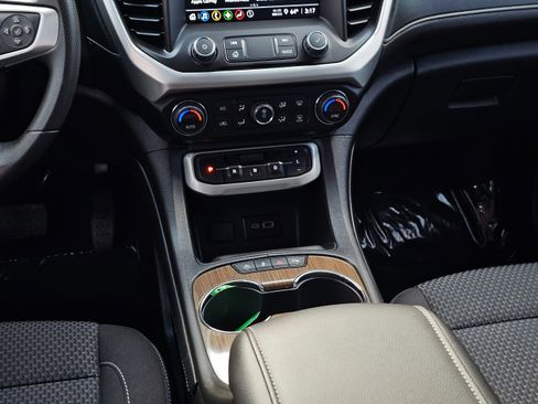 Used 2023 GMC Acadia SLE image 25