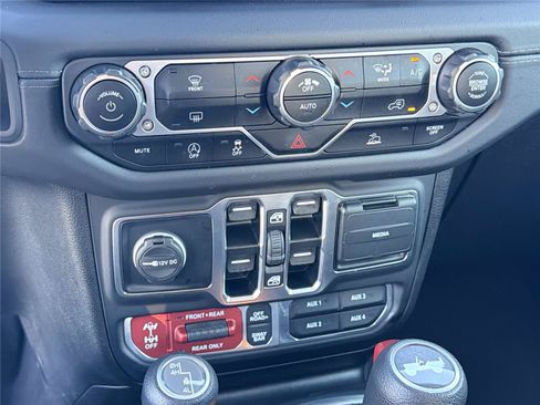 Used 2025 Jeep Wrangler Unlimited Rubicon AWD/4WD image 29