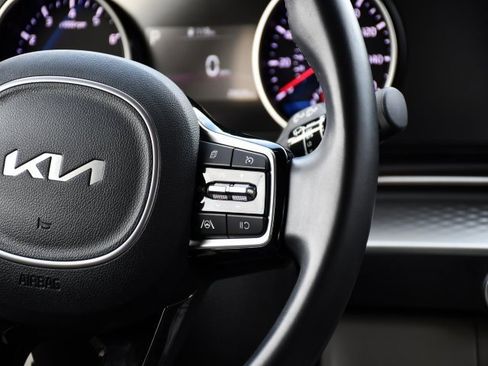 Used 2024 Kia Carnival LX image 23