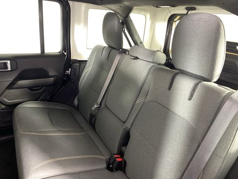 Used 2025 Jeep Wrangler Sahara image 31