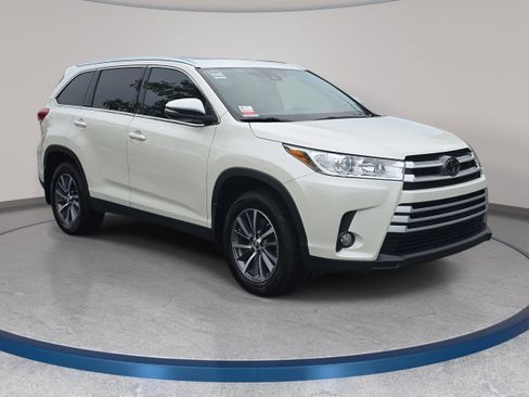 Used 2019 Toyota Highlander XLE AWD/4WD image 3