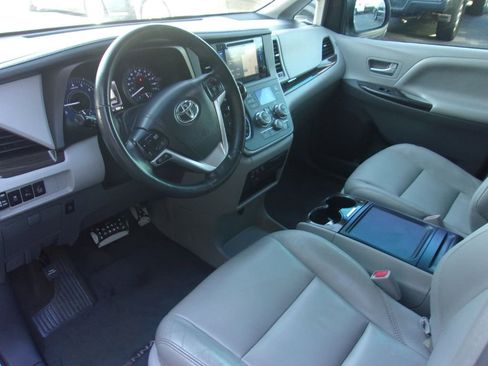 Used 2017 Toyota Sienna XLE image 8