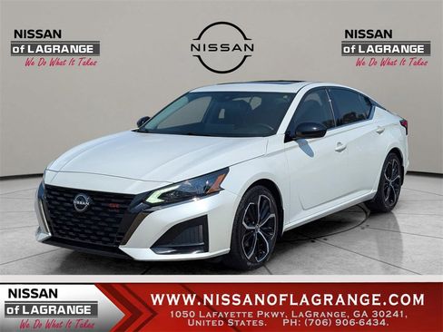 Used 2023 Nissan Altima 2.5 SR w/ SR Premium Package image 1