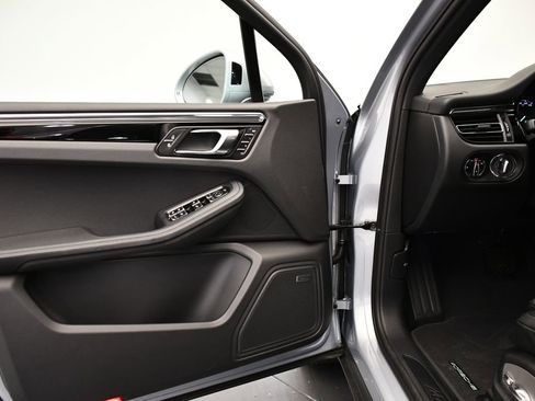 Certified 2026 Porsche Macan AWD/4WD image 33