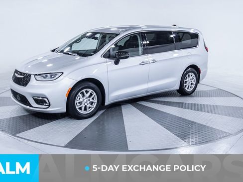 Used 2024 Chrysler Pacifica Touring-L image 3