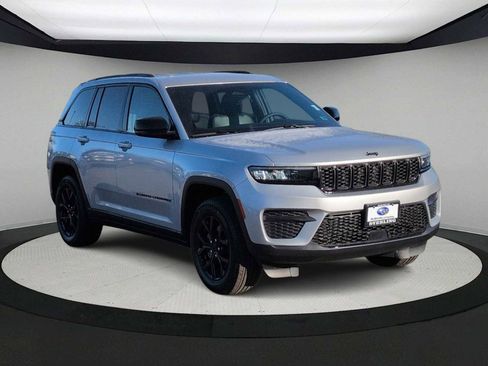 Used 2024 Jeep Grand Cherokee Altitude image 2