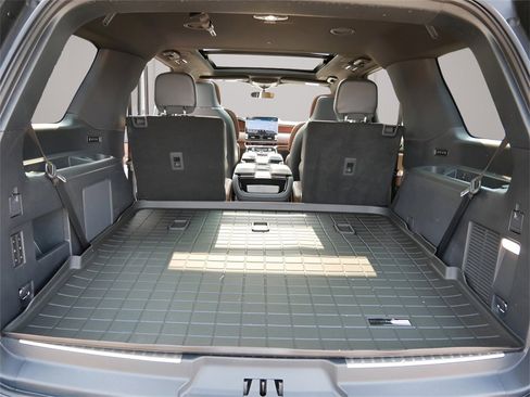 Used 2024 Lincoln Navigator Reserve image 12