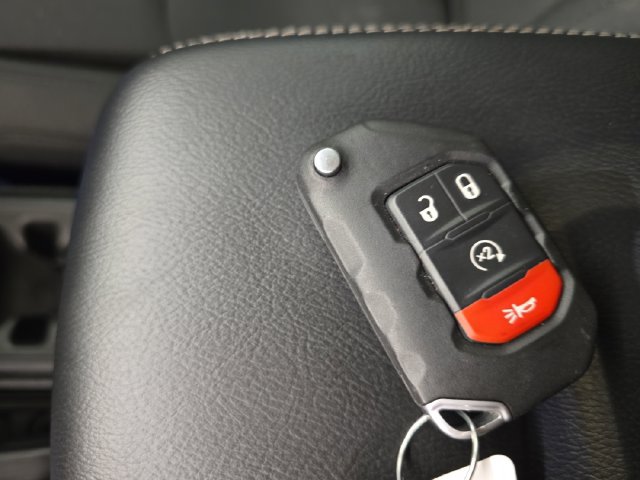 Used 2019 Jeep Wrangler Unlimited Sahara AWD/4WD image 28