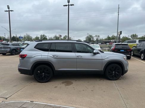 Used 2024 Volkswagen Atlas SE w/ Black Wheel Package AWD/4WD image 4