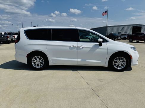 Used 2023 Chrysler Pacifica Touring-L FWD image 42