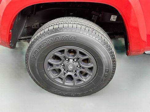 Certified 2018 Toyota Tacoma SR5 AWD/4WD image 34