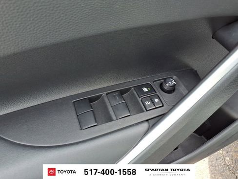 Used 2022 Toyota Corolla Cross XLE w/ Convenience Package AWD/4WD image 16