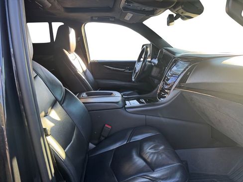 Used 2019 Cadillac Escalade Platinum image 18