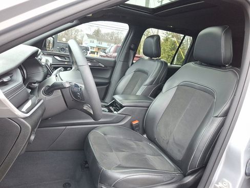 Used 2023 Jeep Grand Cherokee Altitude image 24