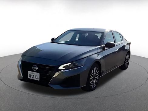 Used 2025 Nissan Altima 2.5 SV image 8