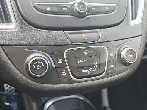 Used 2017 Chevrolet Malibu LT image 18