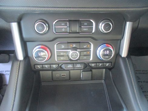 Used 2023 GMC Yukon XL SLT w/ SLT Luxury Package AWD/4WD image 18