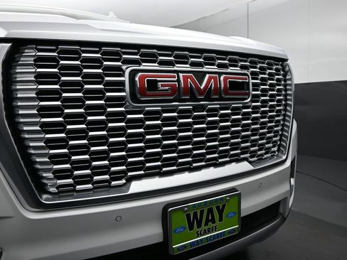 Used 2022 GMC Yukon Denali w/ Denali Premium Package image 11