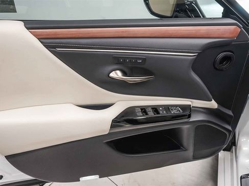 Used 2025 Lexus ES 300h w/ Premium Package image 22