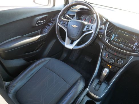 Used 2019 Chevrolet Trax LT w/ LT Convenience Package image 9