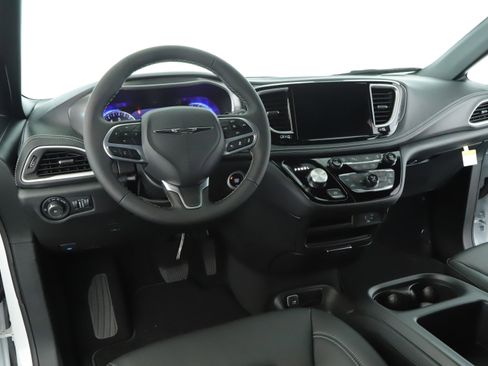 New 2026 Chrysler Pacifica Select image 2