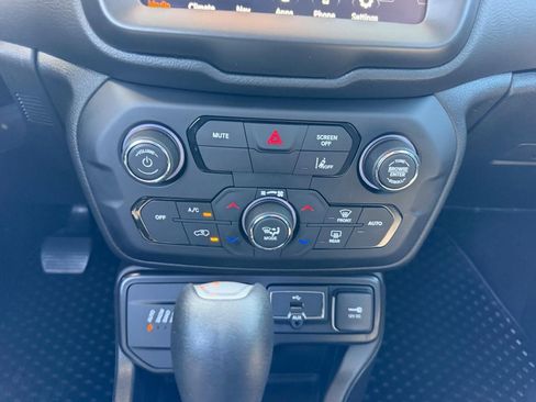 Used 2023 Jeep Renegade Latitude AWD/4WD image 15