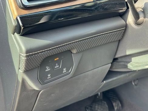 Used 2024 Volkswagen Atlas SE AWD/4WD image 38