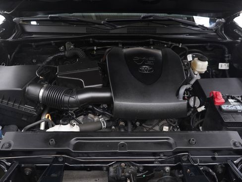 Used 2021 Toyota Tacoma SR5 w/ Trail Edition image 29