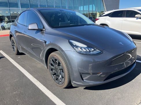 Used 2022 Tesla Model Y Long Range image 3