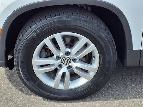 Used 2017 Volkswagen Tiguan S image 25