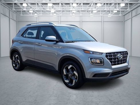 Certified 2025 Hyundai Venue SEL FWD image 3