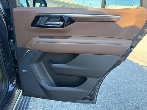 Used 2025 Chevrolet Tahoe High Country AWD/4WD image 29