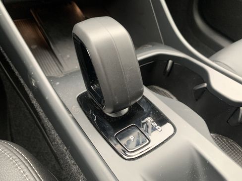 Used 2025 Volvo XC40 B5 Core image 26