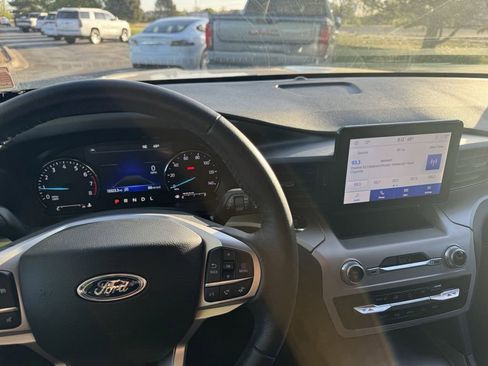 Used 2024 Ford Explorer XLT AWD/4WD image 8