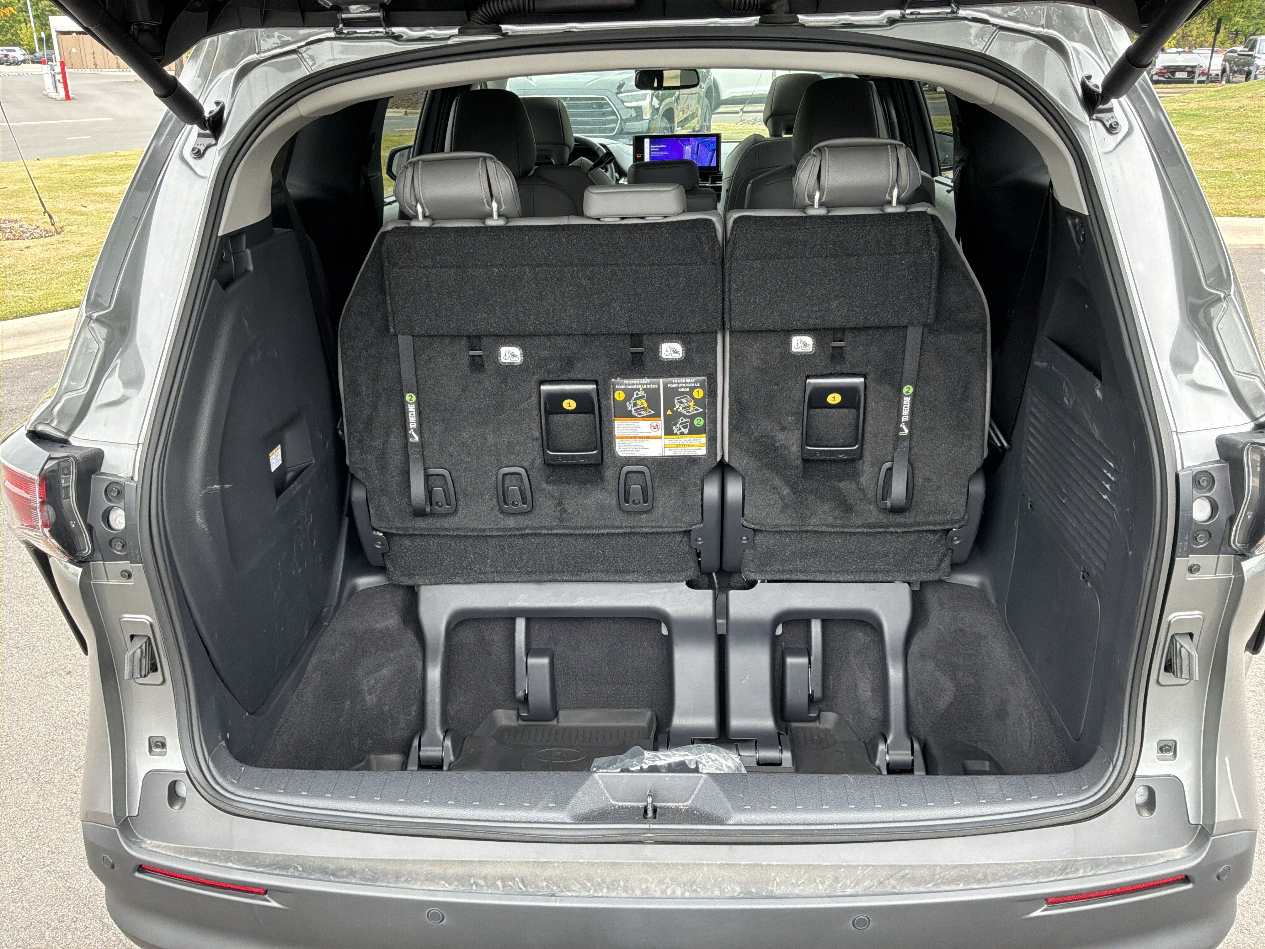 Used 2026 Toyota Sienna XLE FWD image 33
