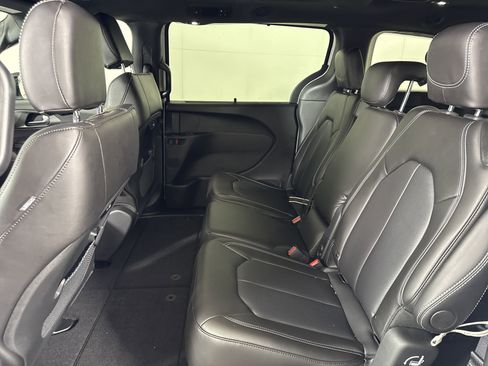 New 2026 Chrysler Pacifica Select image 14