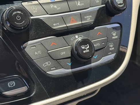Used 2024 Chrysler Pacifica Touring-L FWD image 23