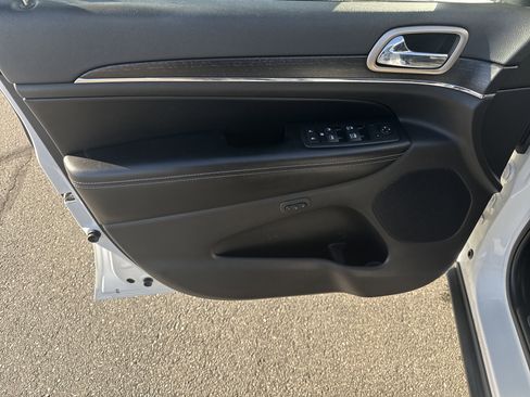 Used 2016 Jeep Grand Cherokee Limited RWD image 15