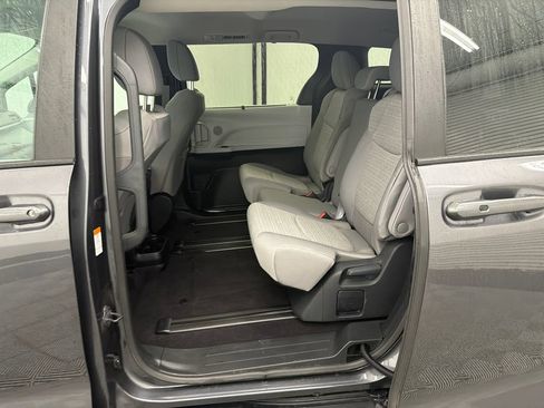 Used 2025 Toyota Sienna LE FWD image 21