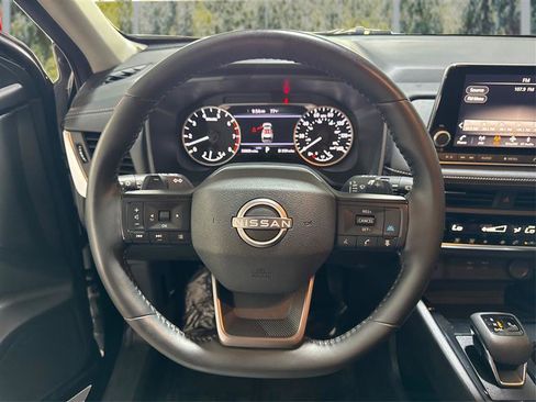 Used 2025 Nissan Rogue SV AWD/4WD image 18