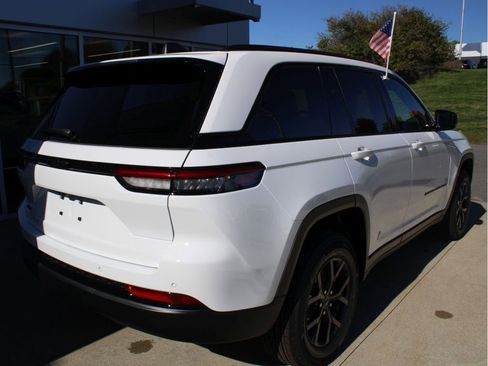 New 2025 Jeep Grand Cherokee Altitude image 8