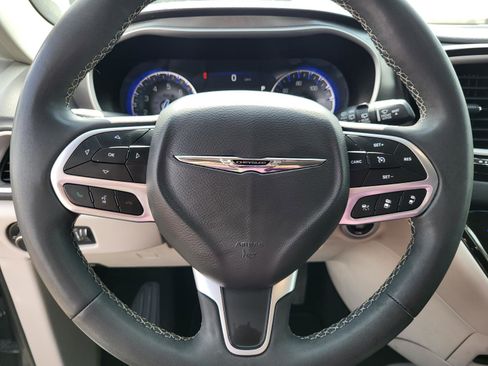 Used 2023 Chrysler Pacifica Touring-L FWD image 19