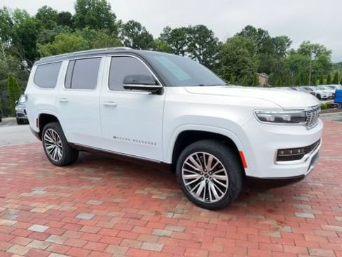 Used 2023 Jeep Grand Wagoneer Series III AWD/4WD image 3