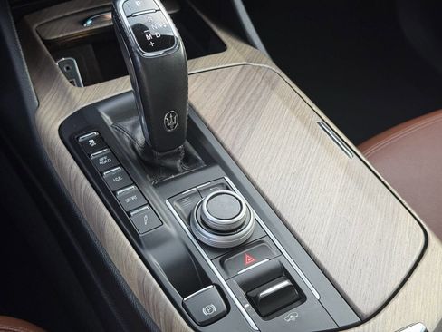 Used 2019 Maserati Levante AWD/4WD image 28