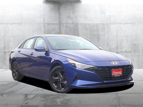 Used 2022 Hyundai Elantra SEL w/ Convenience Package FWD image 2
